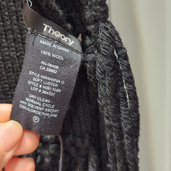 Theory wool scarf - Picture 2 of 3